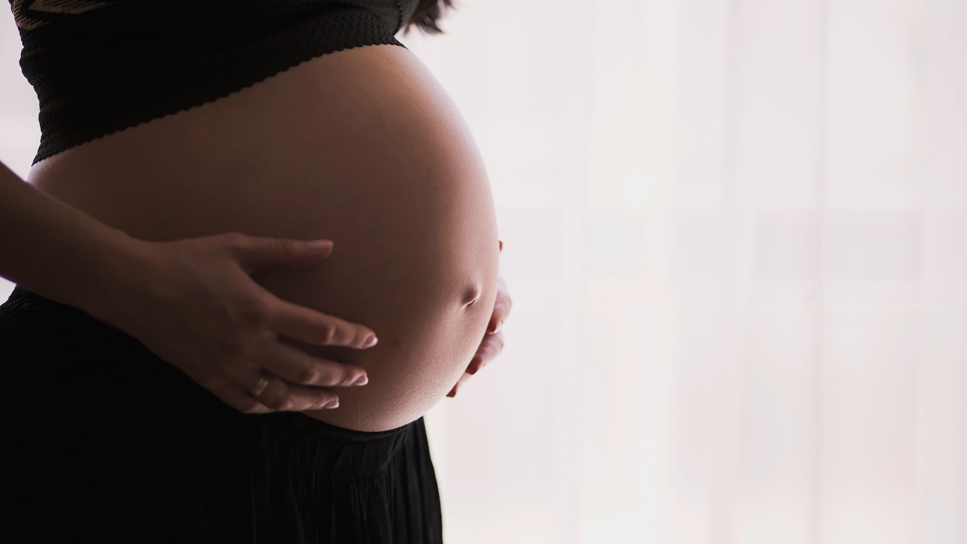 freestocks-ux53SGpRAHU-unsplash-pregnancy-101 Birth mother giving up baby for adoption